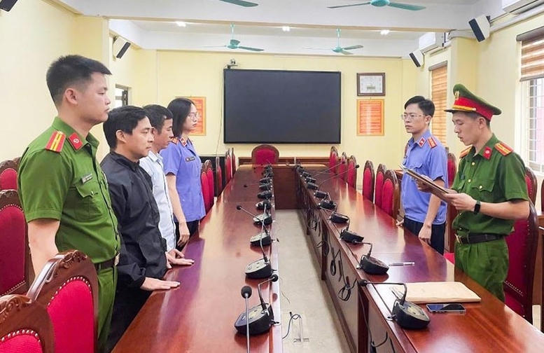 Các cơ quan tố tụng tống đạt quyết định khởi tố và lệnh tạm giam đối với các bị can. Ảnh VKSND tỉnh Sơn La
