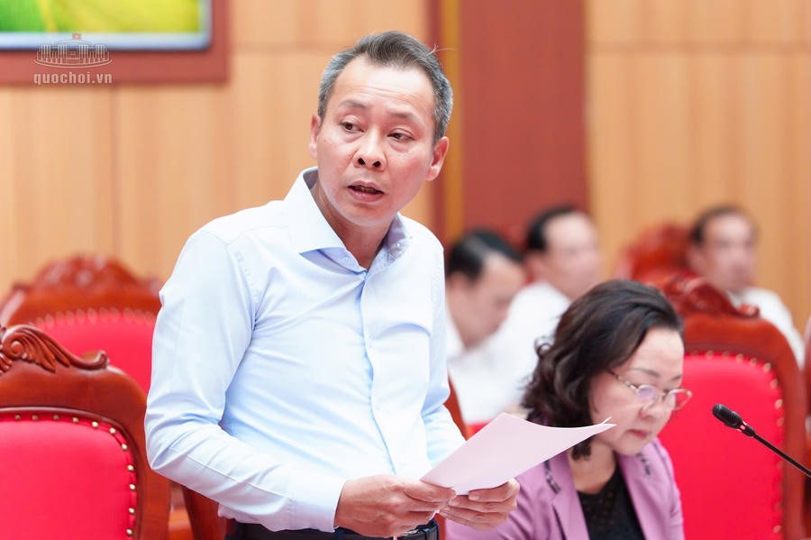 Phó Chủ tịch Thường trực HĐND tỉnh Phú Thọ Nguyễn Trung Kiên báo cáo với Đoàn khảo sát. Ảnh: quochoi.vn