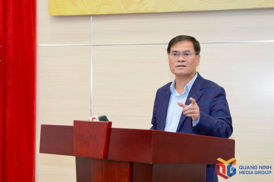 Ông Bùi Văn Khắng, Chủ tịch UBND thành phố Quảng Ninh phát biểu tại phiên họp. (Ảnh: QMG).