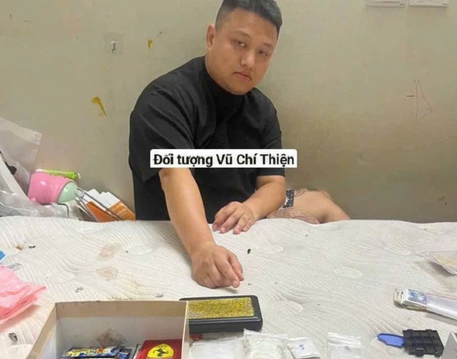 Vũ Chí Thiện cùng tang vật bị cơ quan công an thu giữ. (Ảnh: Công an TP Hà Nội)