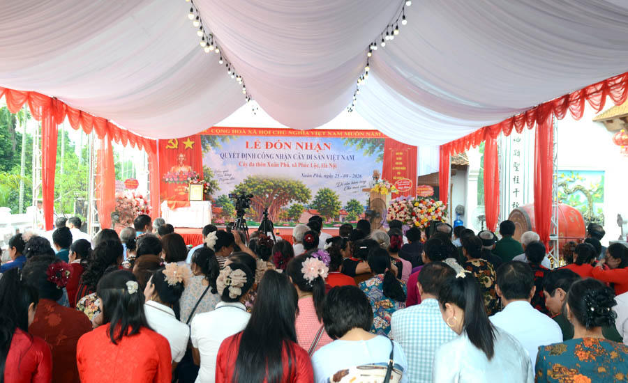Đông đảo đại biểu và nhân dân địa phương tham dự buổi lễ