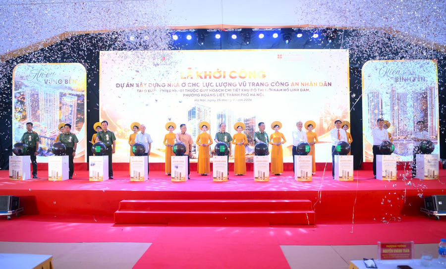 Các đại biểu thực hiện nghi thức khởi công Dự án. Ảnh: BCA