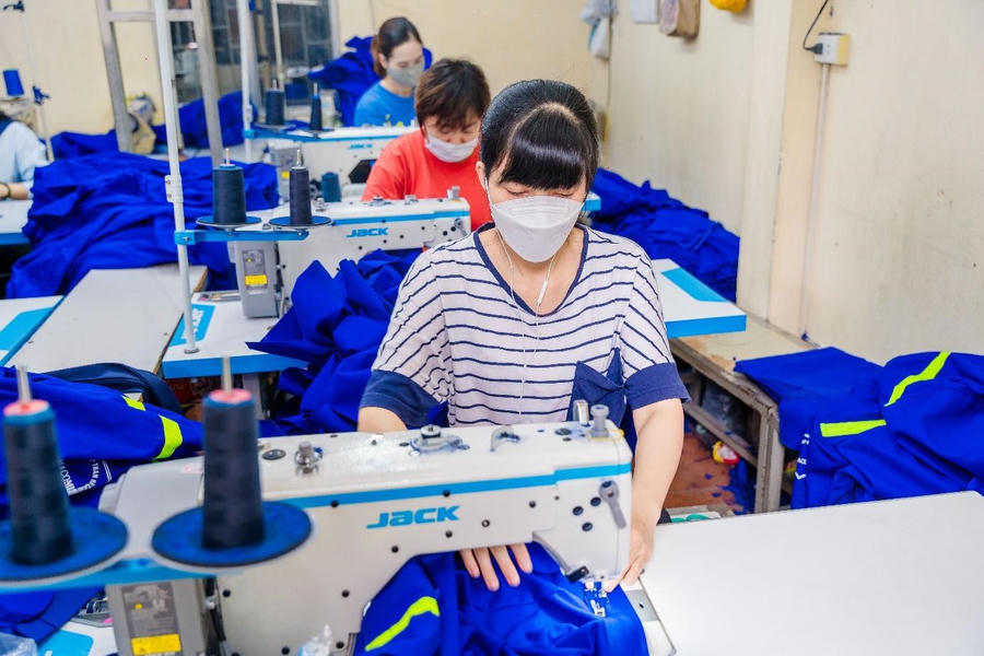Công nhân Công ty CP Sản xuất và Thương mại Than Uông Bí trong hoạt động sản xuất.