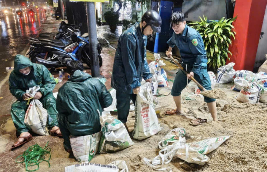 Các lực lượng phường Bình Thuận hỗ trợ người dân ứng phó ngập lụt. Các lực lượng phường Bình Thuận hỗ trợ người dân ứng phó ngập lụt.