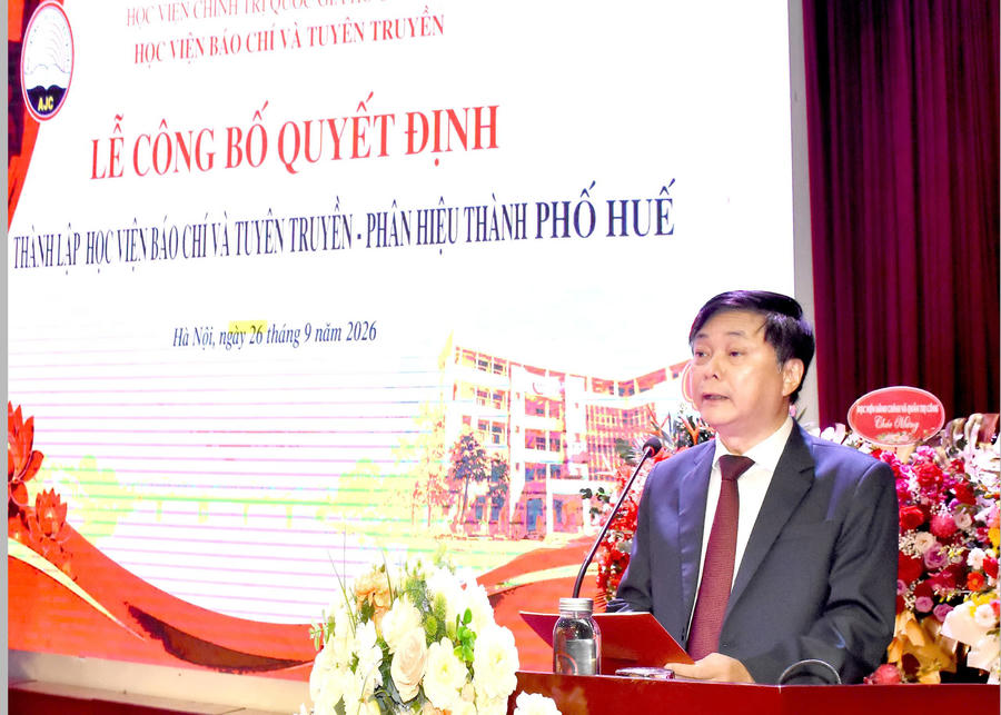 PGS, TS. Phạm Minh Sơn, Giám đốc Học viện Báo chí và Tuyên truyền phát biểu tại buổi lễ.