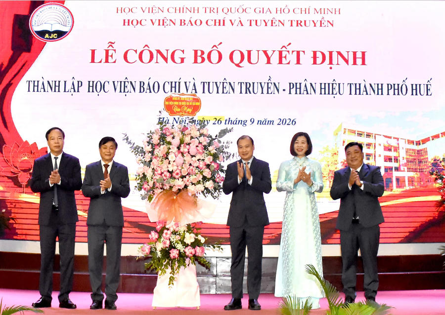 Công bố Quyết định thành lập Phân hiệu Học viện Báo chí và Tuyên truyền tại thành phố Huế.