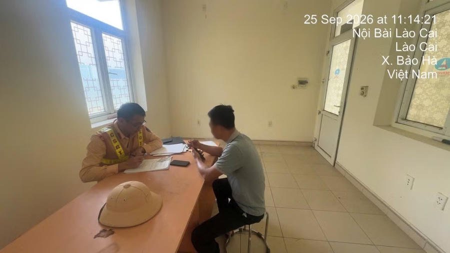 Tổ Cảnh sát giao thông Đội Cảnh sát giao thông đường bộ cao tốc số 1 làm việc với tài xế Vũ Đ.H.