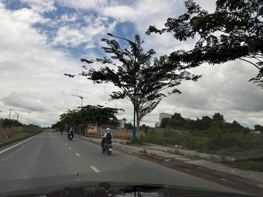 Đất vàng giữa trung tâm Thành phố Cần Thơ bị bỏ không tại Dự án Khu đô thị mới 35ha gần chục năm qua, trong ảnh là đường Võ Văn Kiệt đoạn từ rạch Sao đến rạch Mương Khai chạy qua dự án Khu đô thị có căn cứ pháp lý đã bị thu hồi.