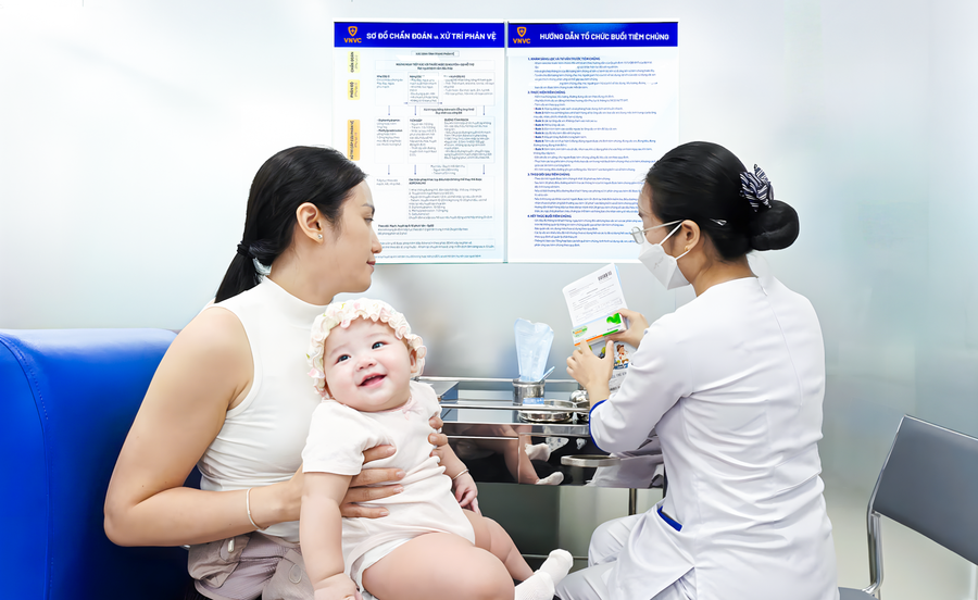 Chị Nga đưa con gái đến VNVC Quận 8 tiêm vắc xin phòng tay chân miệng sau nhiều ngày mong chờ. Ảnh: Trung Thái