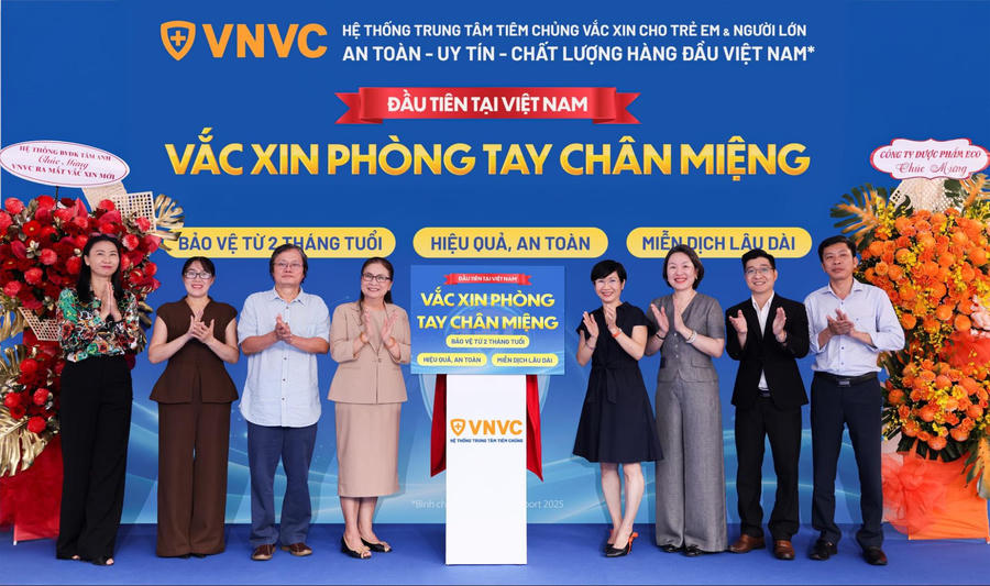 Ngày 25/9, Hệ thống Tiêm chủng VNVC chính thức ra mắt và triển khai tiêm vắc xin phòng tay chân miệng cho trẻ từ 2 tháng tại gần 300 trung tâm trên toàn quốc. Ảnh: Nhân Lê
