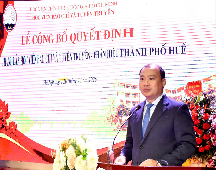 PGS, TS. Lê Hải Bình, Ủy viên Ban Chấp hành Trung ương Đảng, Phó Giám đốc Thường trực Học viện Chính trị quốc gia Hồ Chí Minh phát biểu tại buổi lễ.