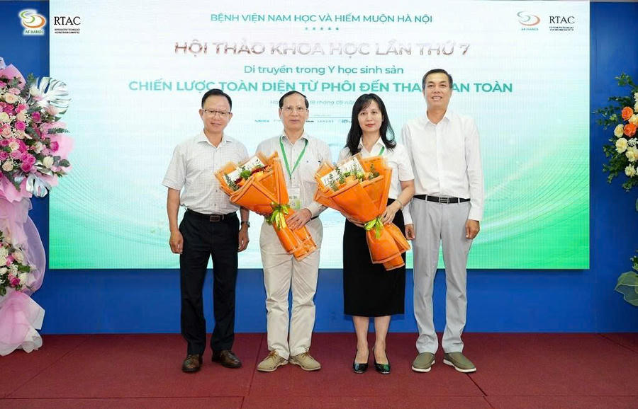 Bệnh viện Nam học và Hiếm muộn Hà Nội tặng hoa Hai chủ toạ của Hội thảo Khoa học lần thứ 7