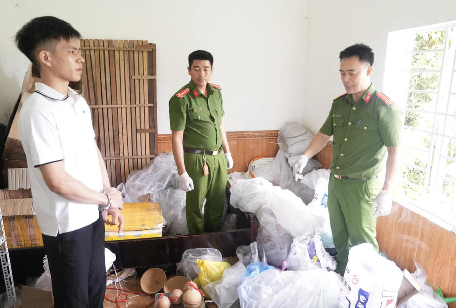 Công an phường Trường Vinh, Nghệ An khám xét các thùng, bì tải chứa hóa chất do Phi tàng trữ : Ảnh Công an Nghệ An