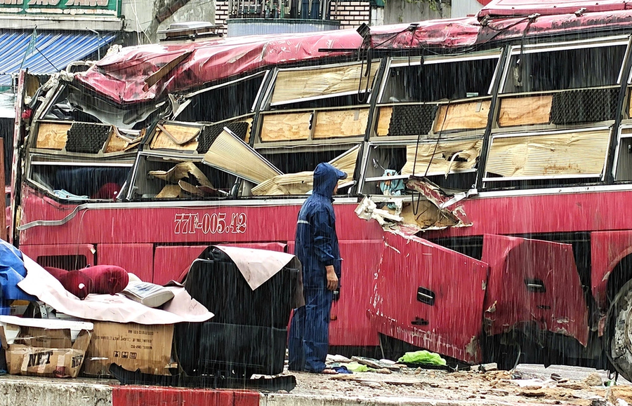 Hiện trường vụ tai nạn lật xe khách ở Gia Lai khiến 2 người tử vong, nhiều người bị thương. Ảnh: Ngọc Oanh