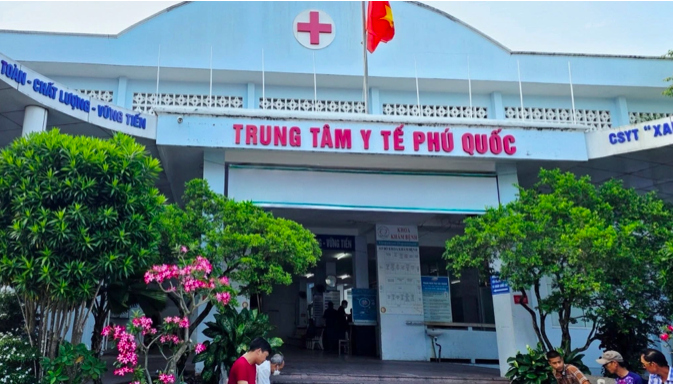 Hiện Phú Quốc có cơ sở y tế công lập lớn nhất là Trung tâm Y tế Phú Quốc với quy mô hơn 400 giường đang đối mặt với tình trạng quá tải và thiếu hụt nhân lực, trang thiết bị dù địa bàn có quy mô dân số và lượng khách du lịch lớn.