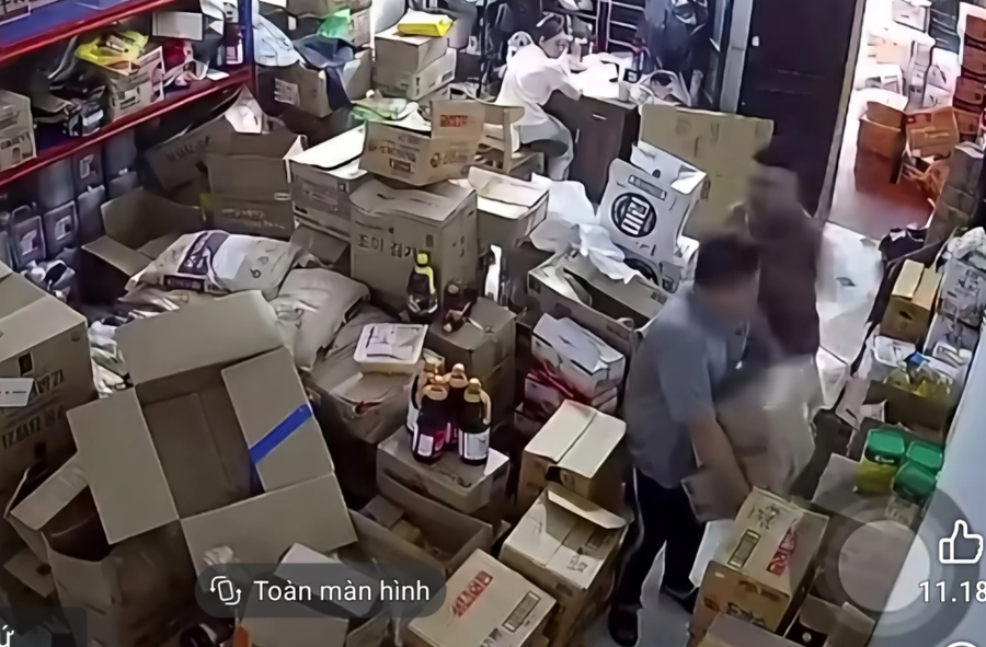 Cảnh nghi phạm đấm vào mặt nam nhân viên (Ảnh: Cắt từ clip).