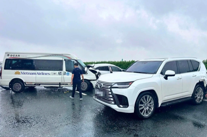 Theo hình ảnh từ clip đăng tải trên mạng xã hội, sau khi tài xế ô tô Lexus tạt đầu, chặn xe con BKS 29E thì xe khách lao tới và gây ra vụ tai nạn liên hoàn (Ảnh: Cục CSGT).
