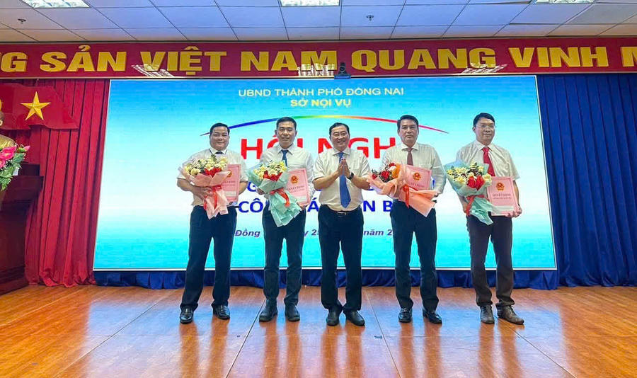 Lãnh đạo Sở Nội vụ Đồng Nai tặng hoa chúc mừng các đồng chí được bổ nhiệm.