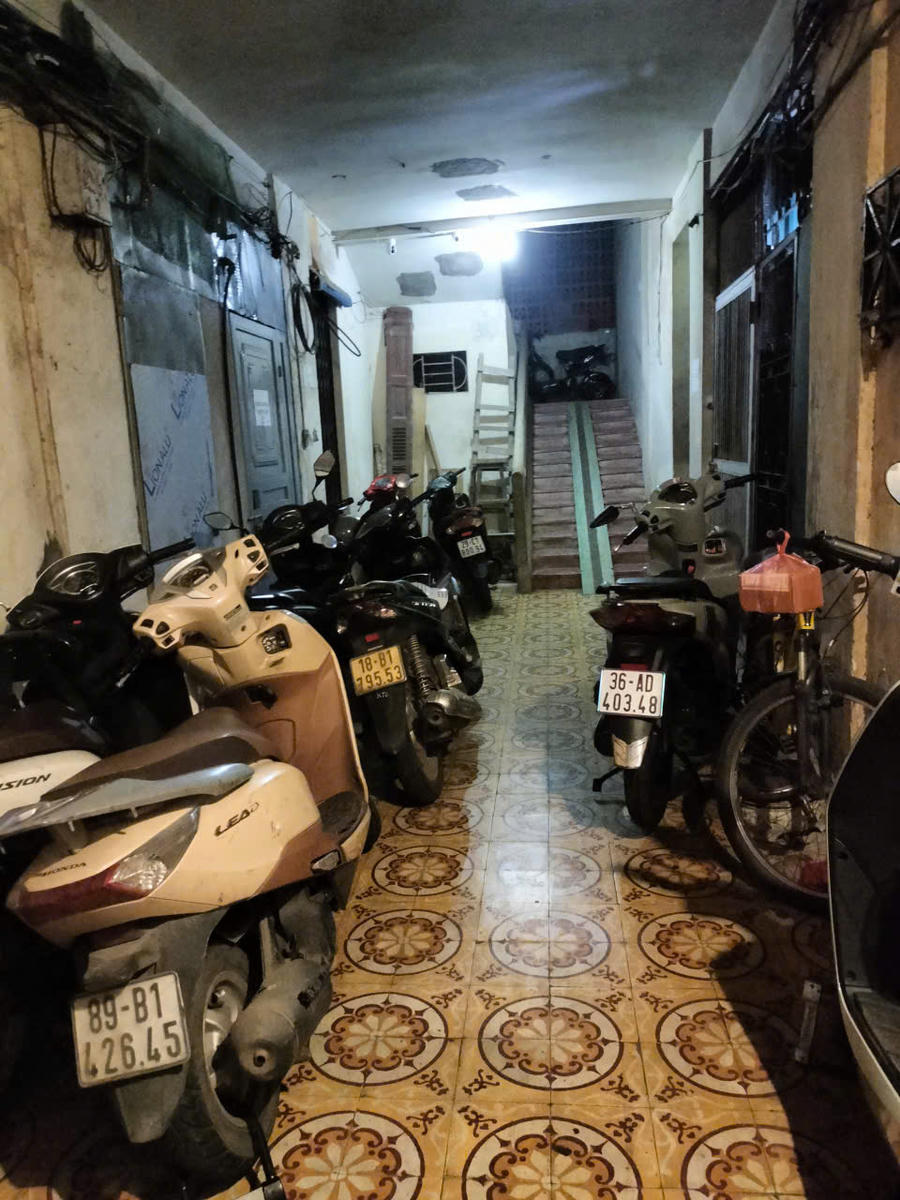 Xe máy xếp chật kín lối thoát hiểm duy nhất của khu tập thể tại tầng 1.