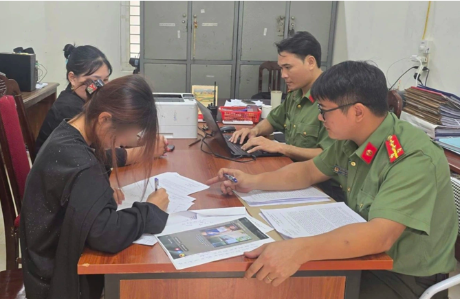 Công an vừa xử phạt N.T.H. số tiền 6,25 triệu đồng (Ảnh: Công an Phú Thọ).
Công an vừa xử phạt N.T.H. số tiền 6,25 triệu đồng (Ảnh: Công an Phú Thọ).
