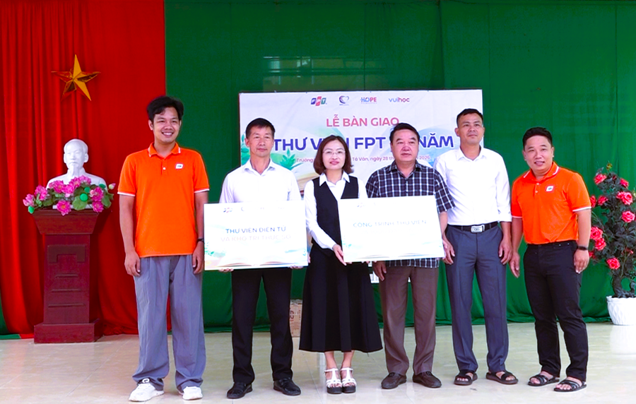 Đại diện tập đoàn FPT trao tặng công trình Thư viện điện tử 38 năm và trao tặng 1.000 đầu sách tại Trường Phổ thông dân tộc Bán trú Tiểu học Tả Ván, xã Tùng Vài.