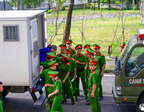 Các bị cáo di chuyển từ xe thùng chuyên dụng vào phòng xử.
