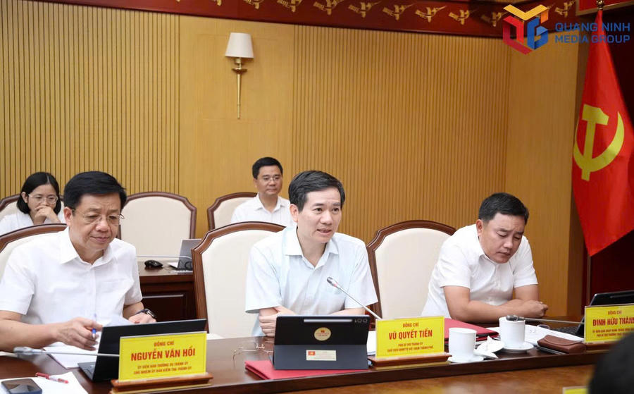 Ông Vũ Quyết Tiến, Phó Bí thư Thành ủy, Chủ tịch Ủy ban MTTQ thành phố, phát biểu tại hội nghị.Ảnh: Báo Quảng Ninh