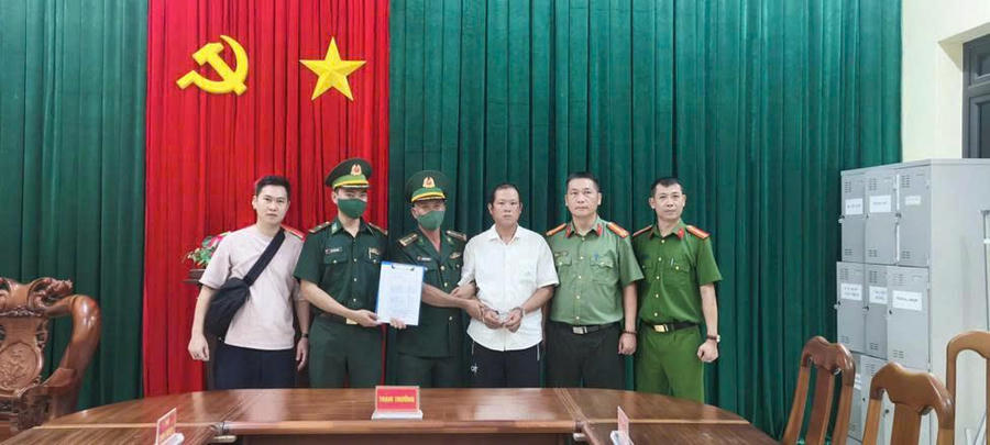 Đối tượng bị truy nã Nguyễn Thế Phụng (áo trắng). Ảnh: CAQN