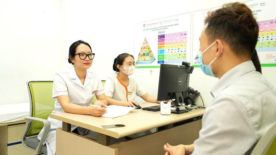 TS.BS Bùi Thị Phương Hoa - Trưởng phòng Nghiên cứu khoa học và Đào tạo, Bệnh viện Nam học và Hiếm muộn Hà Nội tư vấn cho bệnh nhân.