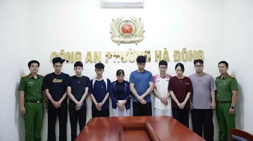 Các đối tượng tại cơ quan công an.