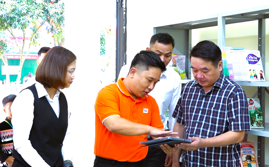 Các đại biểu tham quan thư viện điện tử được trang bị cơ sở, vật chất, trang thiết bị đầy đủ.