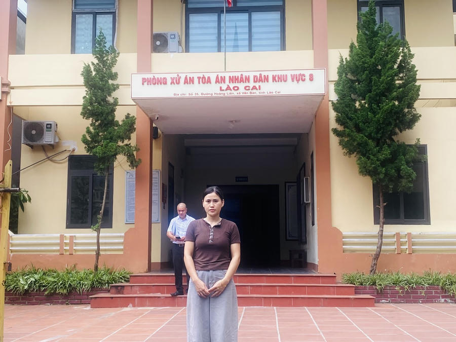 Em Phạm Kiều Trình trước trụ sở TAND khu vực 8 - Lào Cai.