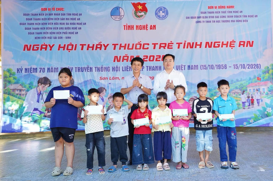 Nhiều phần quà ý nghĩa đến với các em.