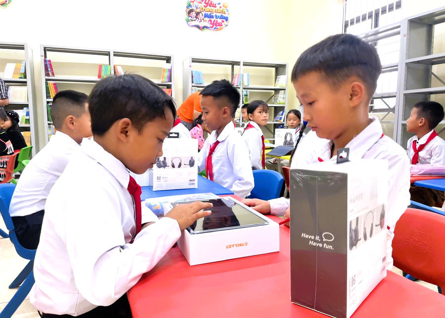 Học sinh nhà trường tiếp cận những thiết bị công nghệ nơi chứa đựng những tri thức số rộng lớn ngay tại trường học.