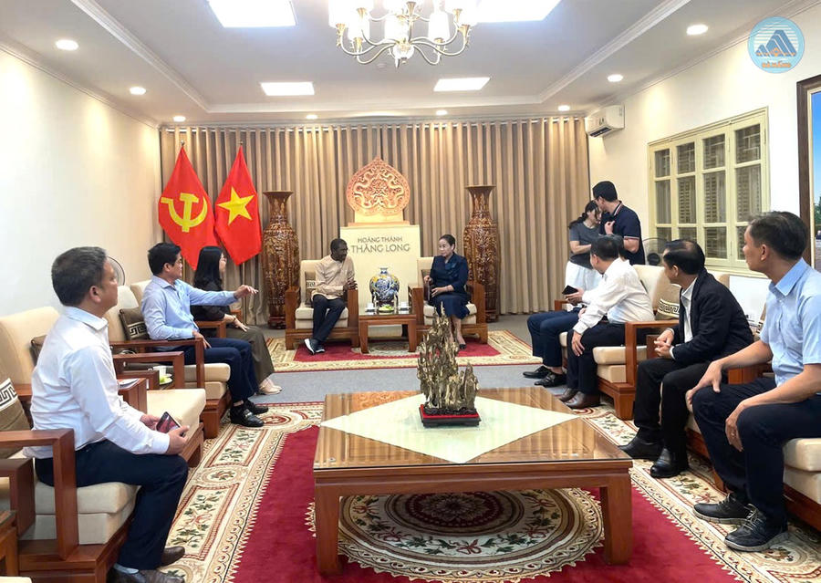 Phó Chủ tịch UBND thành phố Nguyễn Thị Anh Thi trao đổi cùng Giám đốc Trung tâm Di sản Thế giới UNESCO Lazare Eloundou Assomo về di tích Ngũ Hành Sơn. (Ảnh: Cổng TTĐT TP Đà Nẵng)