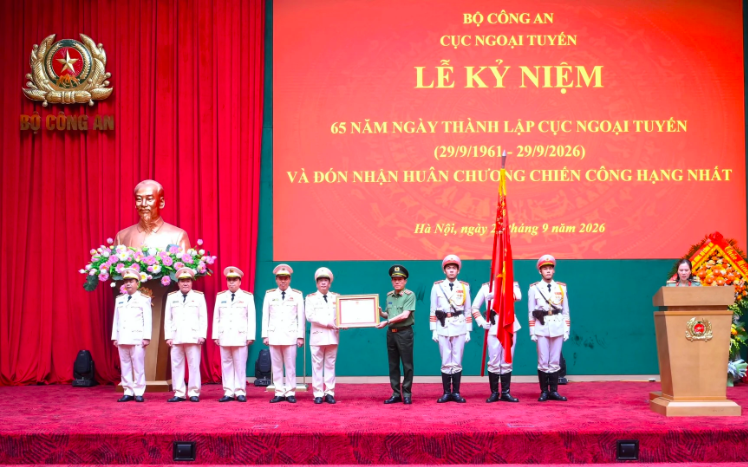 Thừa ủy quyền, Bộ trưởng Lương Tam Quang gắn và trao Huân chương Chiến công hạng Nhất tặng Cục Ngoại tuyến. Ảnh: BCA

