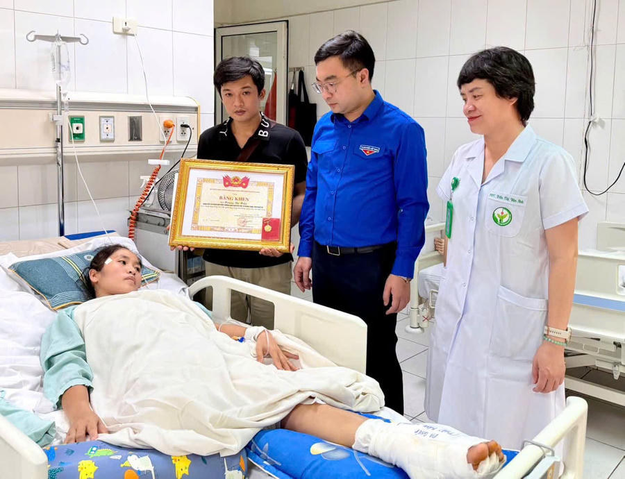 Trung ương Đoàn trao tặng Bằng khen và Huy hiệu "Tuổi trẻ dũng cảm" cho cô giáo Hoàng Thị Hiền.