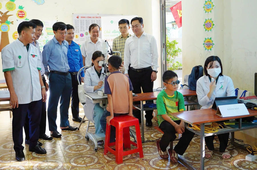 Khám chuyên khoa mắt cho các em học sinh.