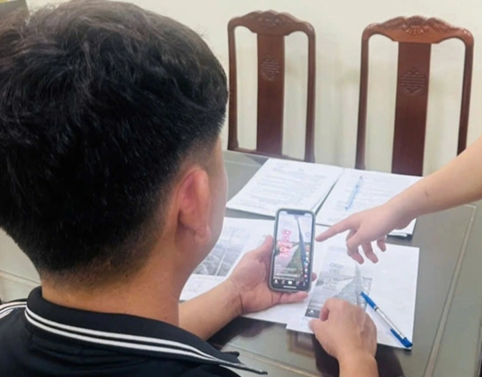 Ông N.V.H. bị xử phạt về hành vi quảng cáo, tuyên truyền, chia sẻ thông tin về hàng hóa bị cấm (Ảnh: Công an Ninh Bình).