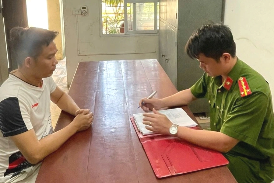 Lê Xuân Vinh làm việc với cơ quan công an (Ảnh: Công an cung cấp).