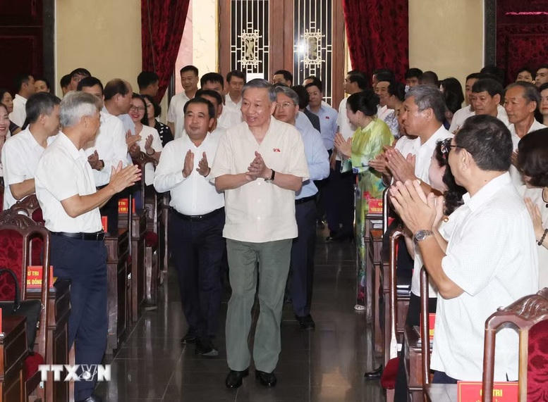 Tổng B&iacute; thư, Chủ tịch nước c&ugrave;ng Đo&agrave;n đại biểu Quốc hội TP H&agrave; Nội, đơn vị bầu cử số 1 tiếp x&uacute;c cử tri - Ảnh: TTXVN