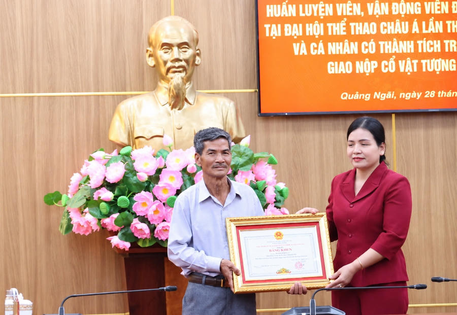Phó Chủ tịch Thường trực UBND tỉnh Quảng Ngãi trao bằng khen cho ông Dương Đình Lục. Phó Chủ tịch Thường trực UBND tỉnh Quảng Ngãi trao bằng khen cho ông Dương Đình Lục.