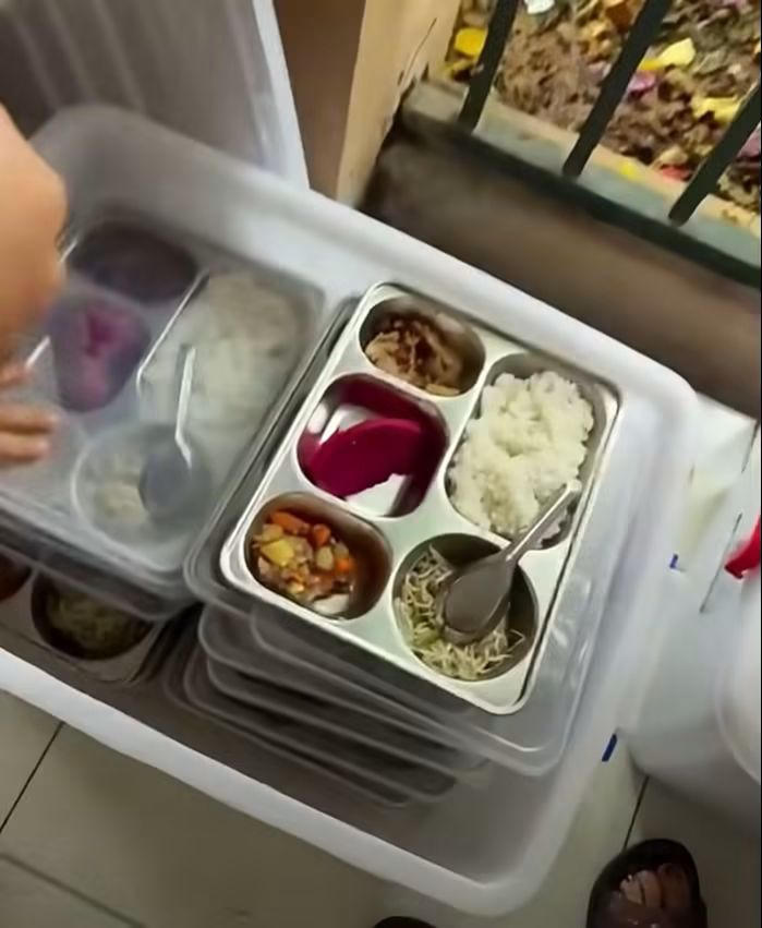 Suất cơm toàn tóp mỡ bị phụ huynh phản ánh. Ảnh MXH