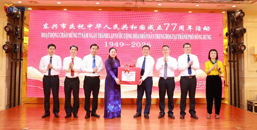 Đoàn đại biểu các xã, phường khu vực biên giới Móng Cái chúc mừng Quốc khánh nước Cộng hòa nhân dân Trung Hoa.Ảnh: Báo Quảng Ninh