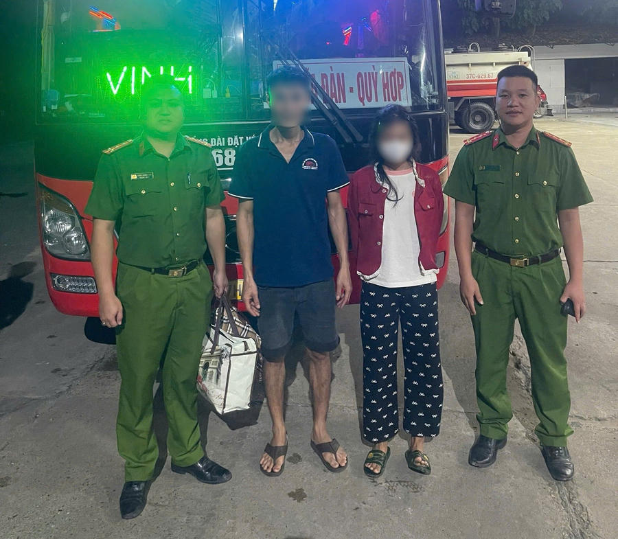 Công an xã Quỳ Châu kịp thời đưa thiếu niên trở về với gia đình.