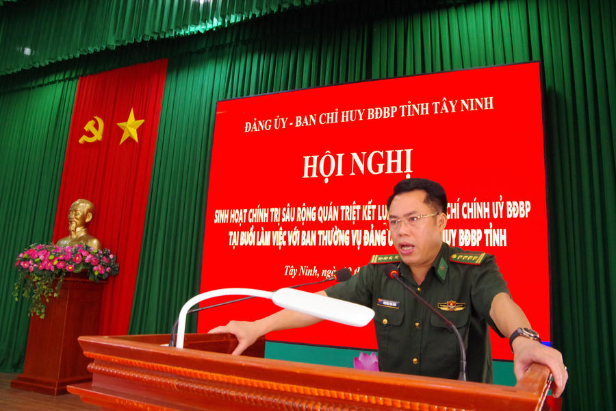 Đại tá Nguyễn Văn Giáp, Chỉ huy trưởng Ban Chỉ huy BĐBP tỉnh phát biểu giao nhiệm vụ cho các đơn vị (ảnh: Hải Bằng)