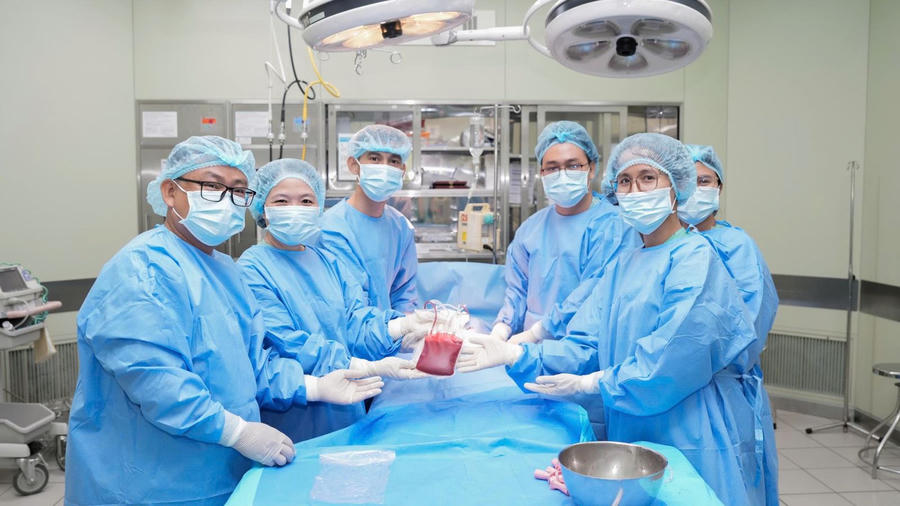 Các bác sĩ Bệnh viện Trung ương Huế thực hiện ca mổ. (Ảnh: Bệnh viện Trung ương Huế)