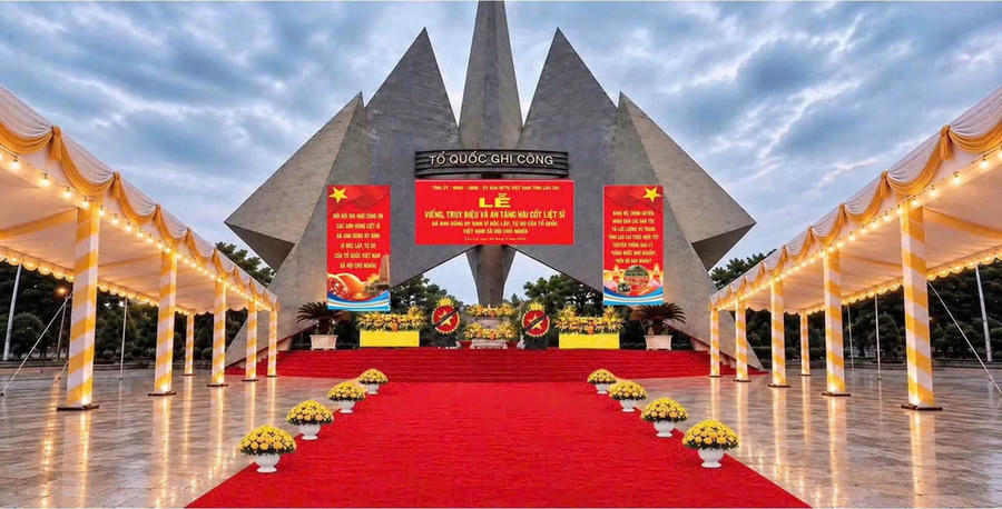 Đài tưởng niệm các Anh hùng liệt sĩ phường Cam Đường nơi diễn ra Lễ truy điệu.