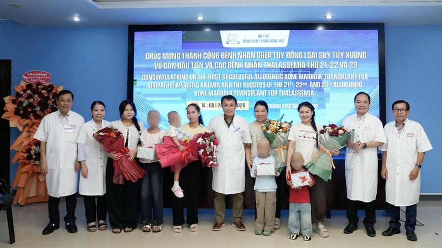 Lãnh đạo Bệnh viện Trung ương Huế chúc mừng bệnh nhi xuất viện. (Ảnh: Bệnh viện Trung ương Huế)