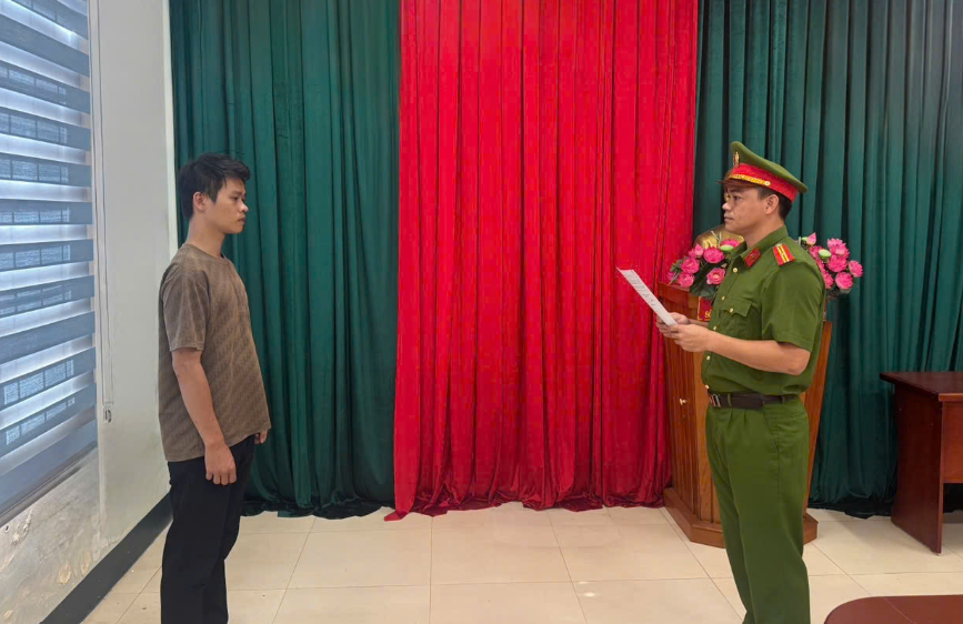 Cơ quan CSĐT thi hành quyết định khởi tố đối với Nguyễn Hữu Phú. Ảnh: Công an Gia Lai